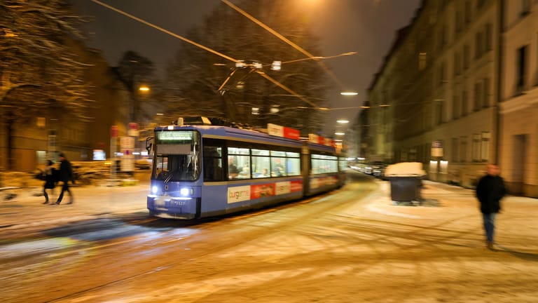 Einen Münchner Strassenbahn fährt am Abend durch die Häuserschlucht (Symbolbild): Am Dienstag erfasste eine Bahn einen 74-Jährigen in der Dachauer Straße.