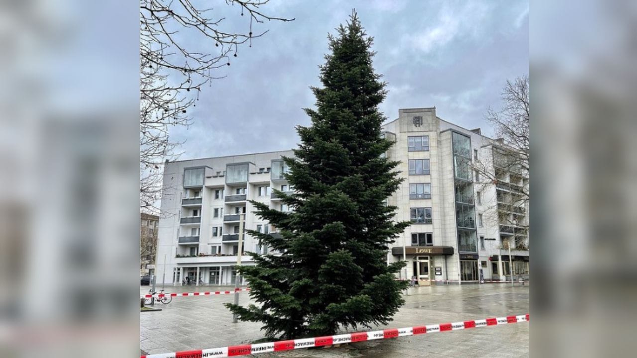 In der Nacht zu Freitag wurde der Weihnachtsbaum in eine Schieflage gebracht, eigentlich hätte der Baum noch bis nächstes Wochenende stehen bleiben sollen. In der Nacht zu Freitag wurde der Weihnachtsbaum in eine Schieflage gebracht, eigentlich hätte der Baum noch bis nächstes Wochenende stehen bleiben sollen.