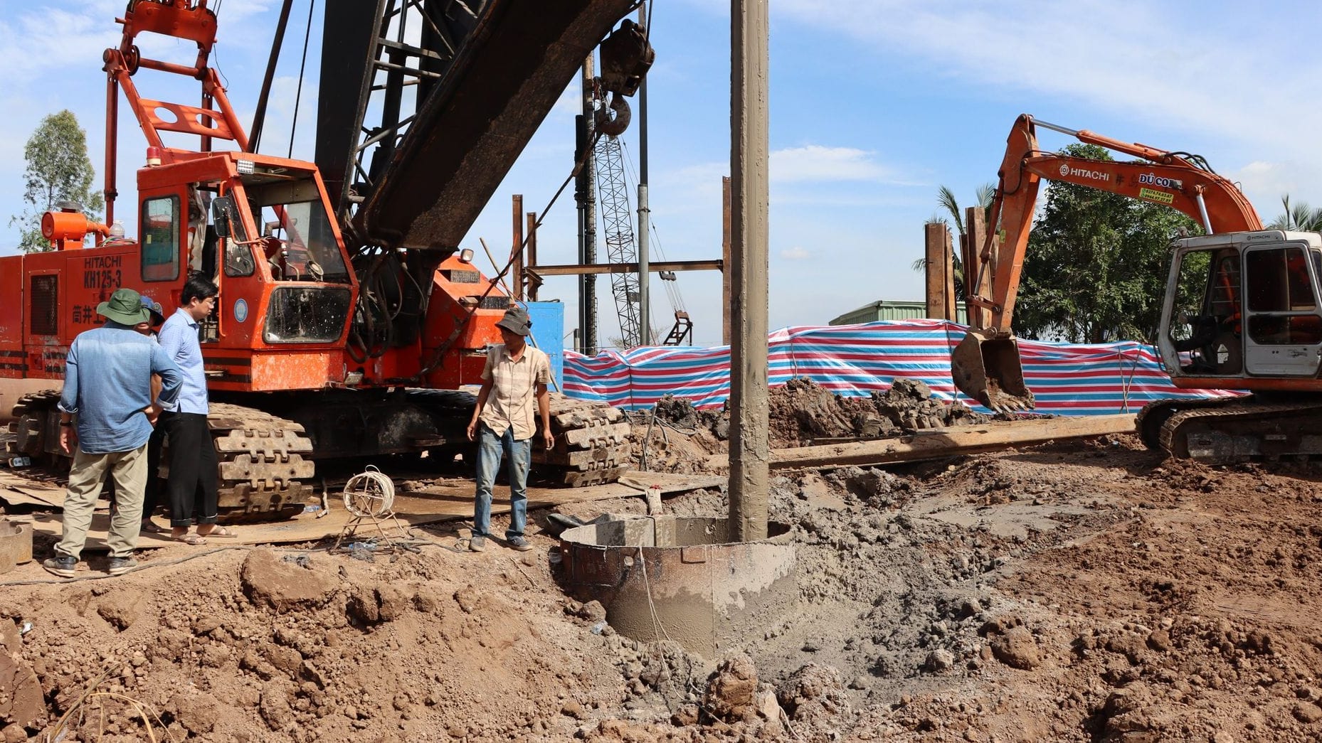 Bergung in Vietnam: Der Junge war auf einer Baustelle in das Betonrohr gerutscht.