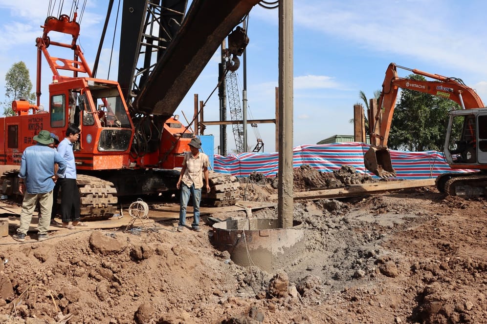Bergung in Vietnam: Der Junge war auf einer Baustelle in das Betonrohr gerutscht.