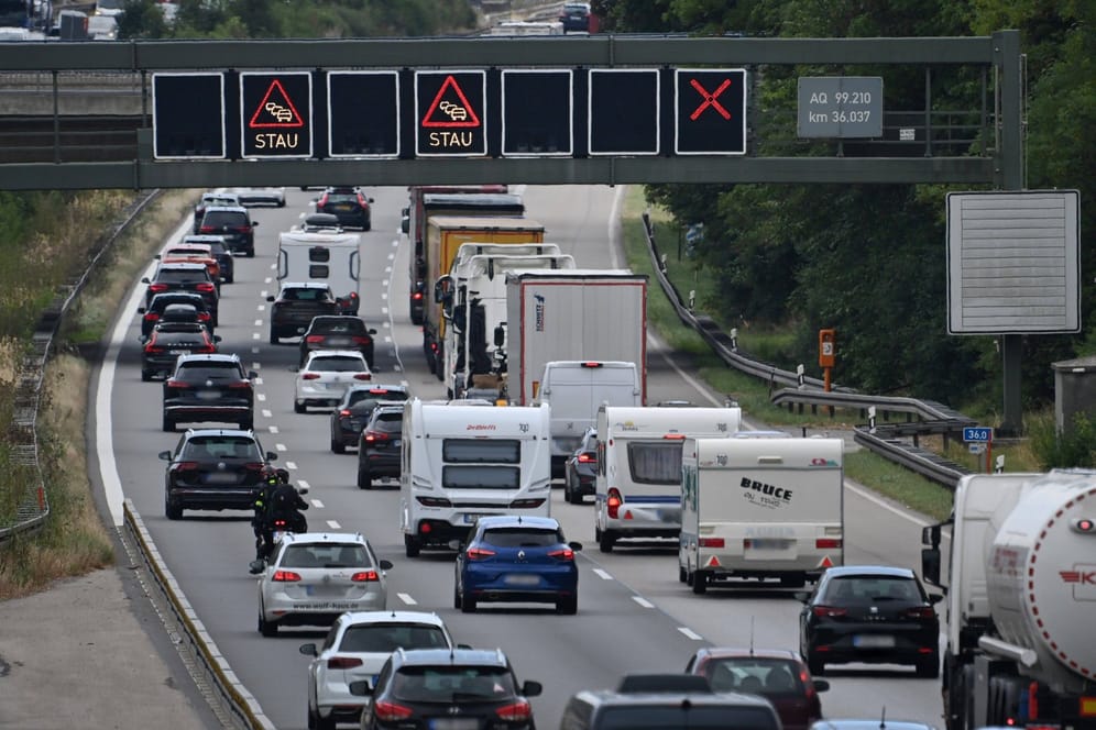 Stau auf der A99 (Archivbild): Bei einem Unfall nahe München entstand ein hoher Sachschaden.