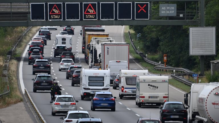 Stau auf der A99 (Archivbild): Bei einem Unfall nahe München entstand ein hoher Sachschaden.