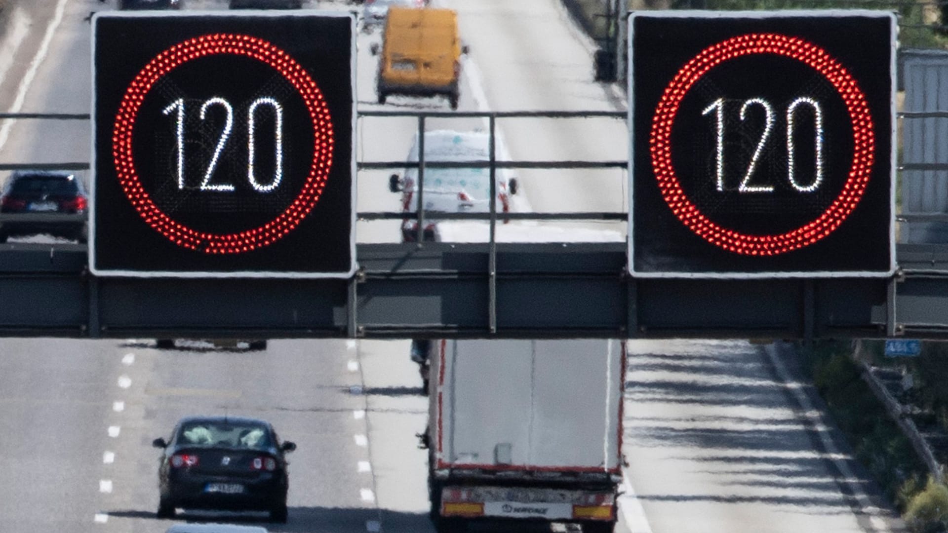 Soll auf deutschen Autobahnen ein striktes Tempolimit gelten?