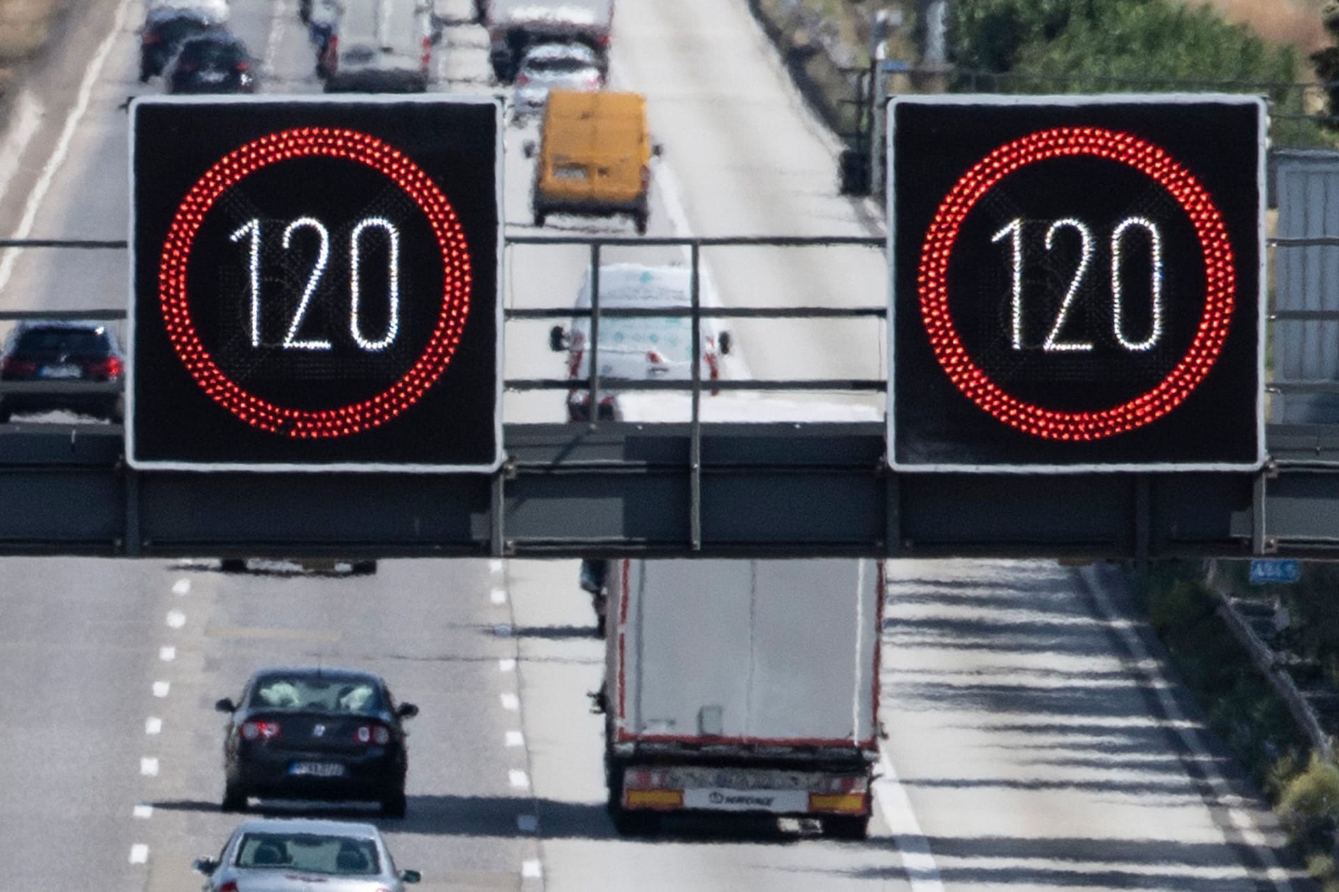 Soll auf deutschen Autobahnen ein striktes Tempolimit gelten?