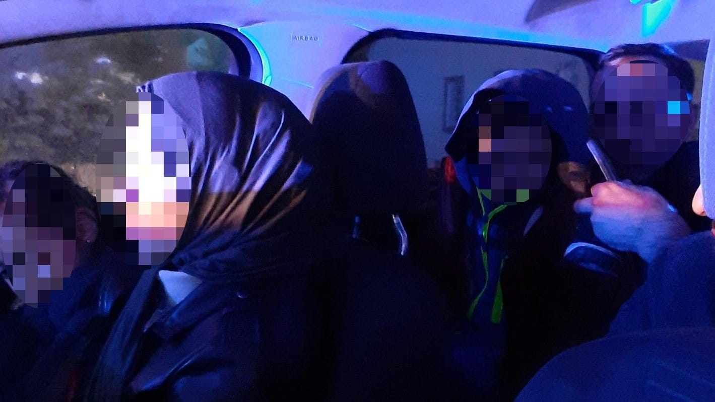 Ein Blick ins Wageninnere: Bei der Durchsuchung des Wagens fanden die Beamten mehrere zerrissene Dokumente, einen Aufenthaltstitel konnte niemand vorweisen.