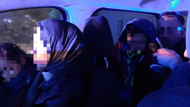 Ein Blick ins Wageninnere: Bei der Durchsuchung des Wagens fanden die Beamten mehrere zerrissene Dokumente, einen Aufenthaltstitel konnte niemand vorweisen.