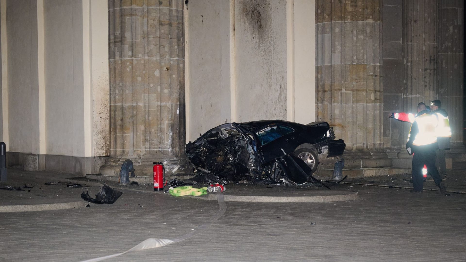 Der zerstörte PKW liegt zwischen zwei Säulen des Brandenburger Tors: Ein 26-Jähriger ist mit hoher Geschwindigkeit gegen das Wahrzeichen gefahren. Der zerstörte PKW liegt zwischen zwei Säulen des Brandenburger Tors: Ein 26-Jähriger ist mit hoher Geschwindigkeit gegen das Wahrzeichen gefahren.