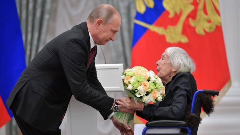 Wladimir Putin und Ljudmila Alekseyeva (r.): Sie starb im Alter von 91 Jahren.