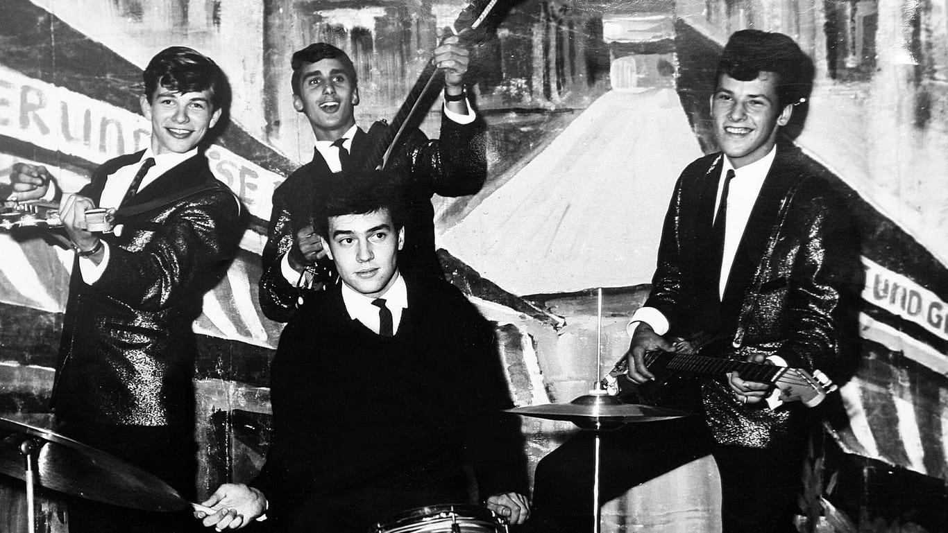 Sänger Richard Rigan (rechts) mit den Demoniacs während eines Konzertes um 1963.