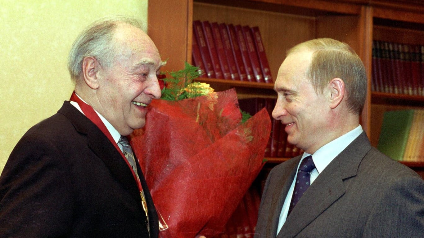 "Spion" triftt Spion: Wjatscheslaw Tichonow (l.) bekam 2003 einen Orden von Wladimir Putin verliehen.