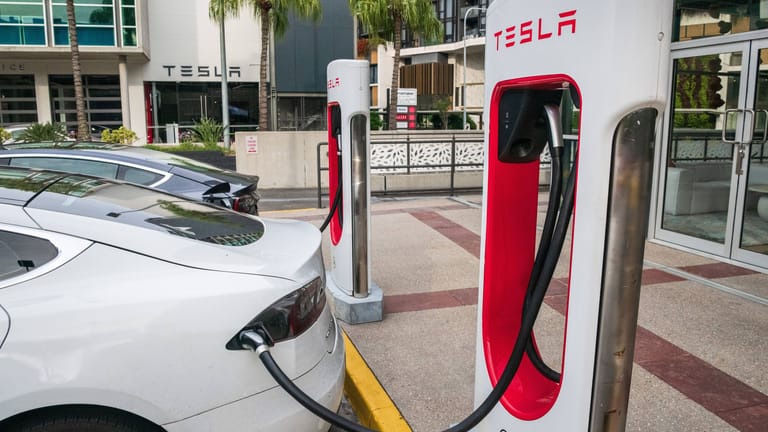 Teslas Supercharger: Die Geräte seien nicht geeicht und deshalb illegal, sagt ein Konkurrent.