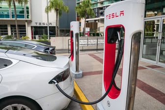 Teslas Supercharger: Die Geräte seien nicht geeicht und deshalb illegal, sagt ein Konkurrent.