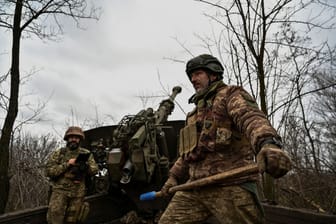 Ukrainische Soldaten kämpfen in der Region Saporischschja: Dort verzeichnen die russischen Truppen derzeit offenbar Geländegewinne.