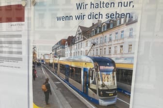 Infoplakat der LVB in Leipzig zum neuen "Haltewunsch": "Wir halten nur, wenn wir dich sehen."
