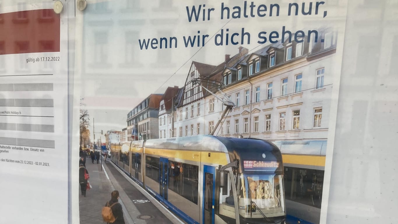 Infoplakat der LVB in Leipzig zum neuen "Haltewunsch": "Wir halten nur, wenn wir dich sehen."