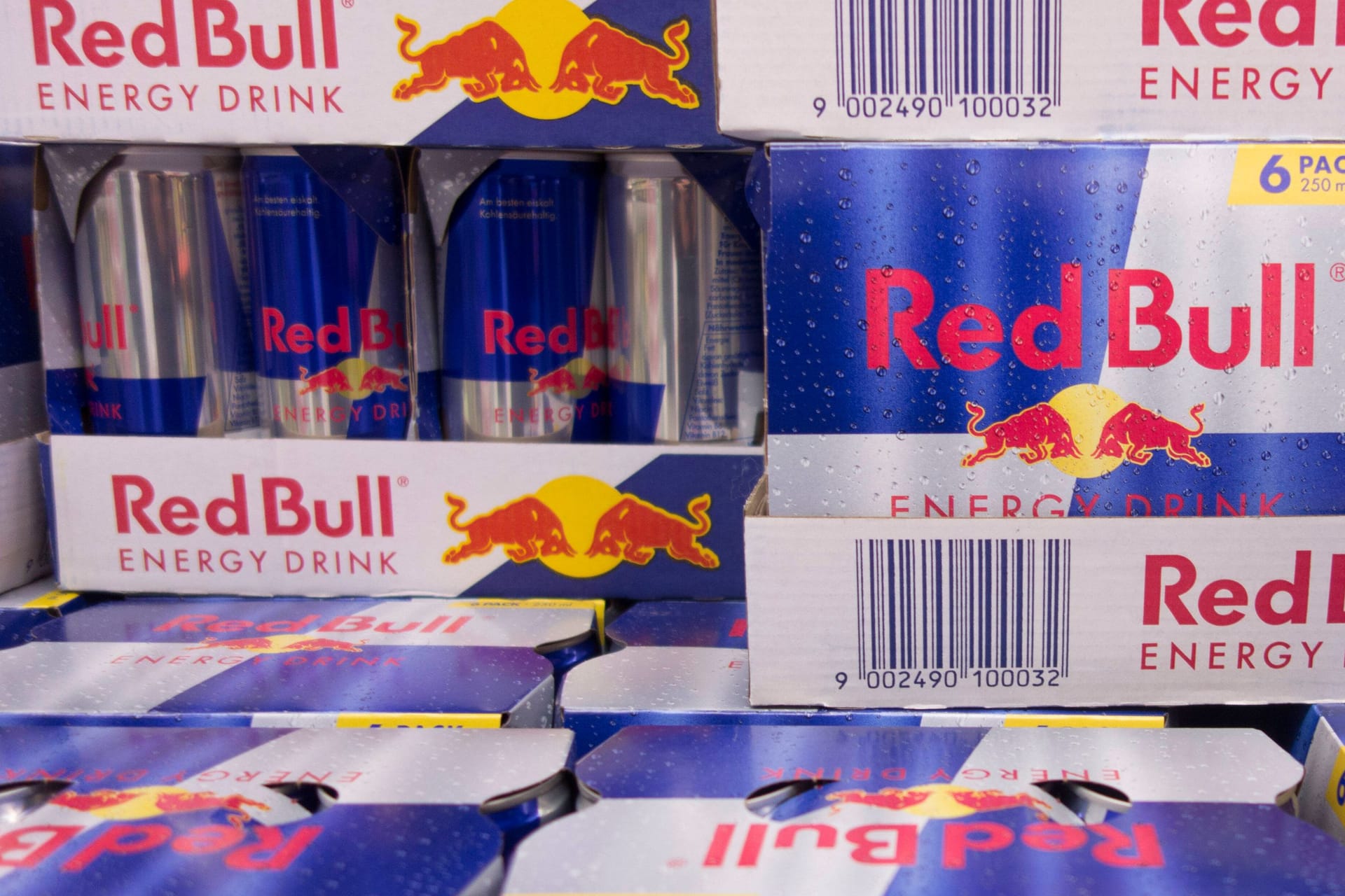 Waren des Energydrink-Herstellers Red Bull: Weltweit seien im vergangenen Jahr 11,6 Milliarden Dosen Red Bull verkauft worden, ein Plus von 18,1 Prozent. Waren des Energydrink-Herstellers Red Bull: Weltweit seien im vergangenen Jahr 11,6 Milliarden Dosen Red Bull verkauft worden, ein Plus von 18,1 Prozent.