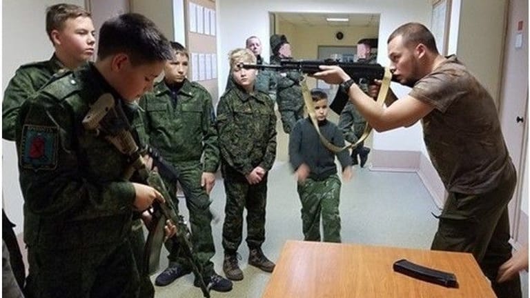 Bei Putins Jugendarmee: Vom Training mit Milchakov gibt es etliche Fotos.