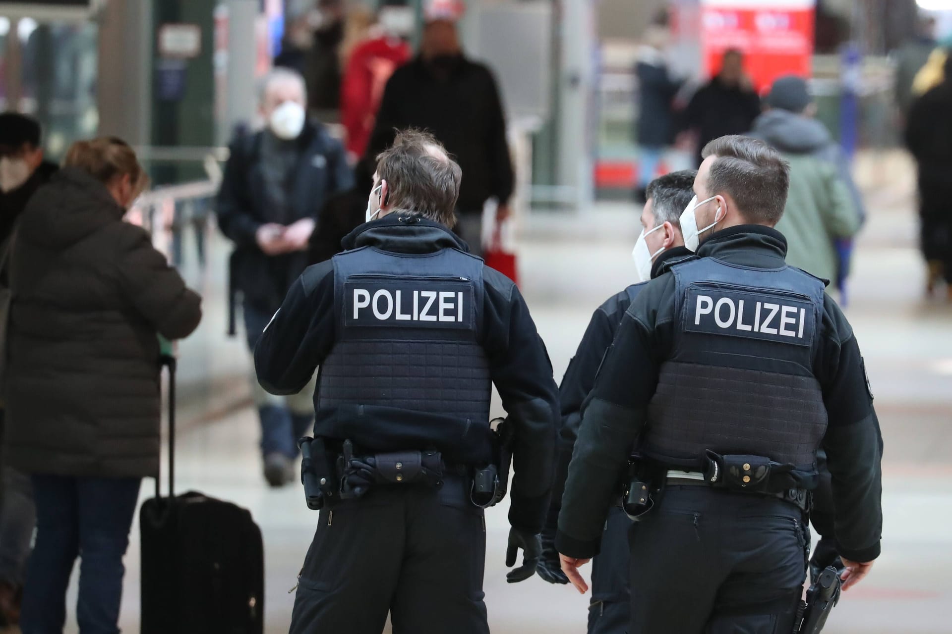 Bundespolizisten im Hauptbahnhof Hannover (Archivbild): Bei einem Einsatz am Mittwoch haben Zivilpolizisten einen 14-Jährigen mit einer Waffenattrappe entdeckt.