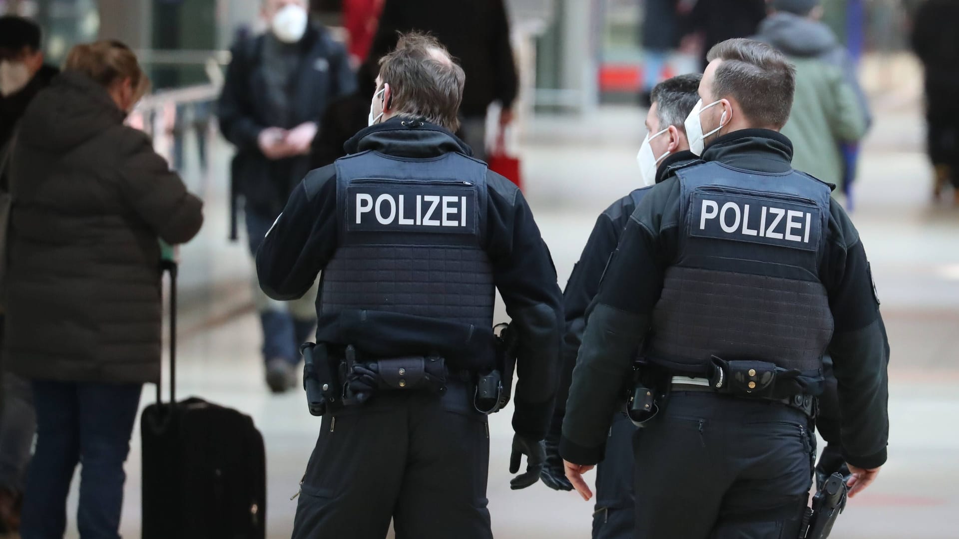 Bundespolizisten im Hauptbahnhof Hannover (Archivbild): Bei einem Einsatz am Mittwoch haben Zivilpolizisten einen 14-Jährigen mit einer Waffenattrappe entdeckt.