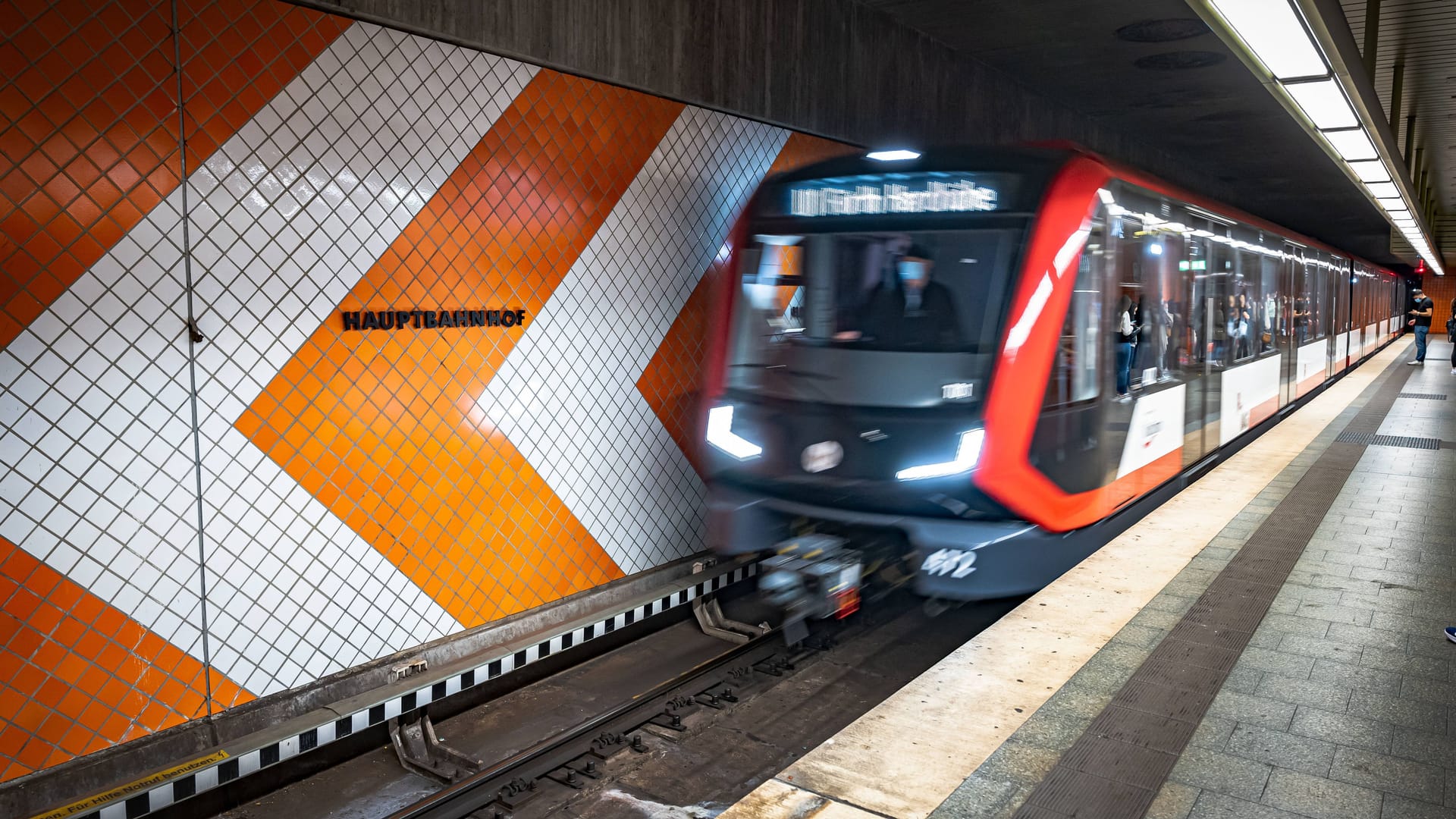 Eine U-Bahn in Nürnberg (Archivbild): In der U1 hat ein Mann mehrfach Sitze beschädigt.