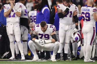 Buffalo Bills-Spieler beten für Damar Hamlin: Der 24-jährige Footballstar schwebt in Lebensgefahr.