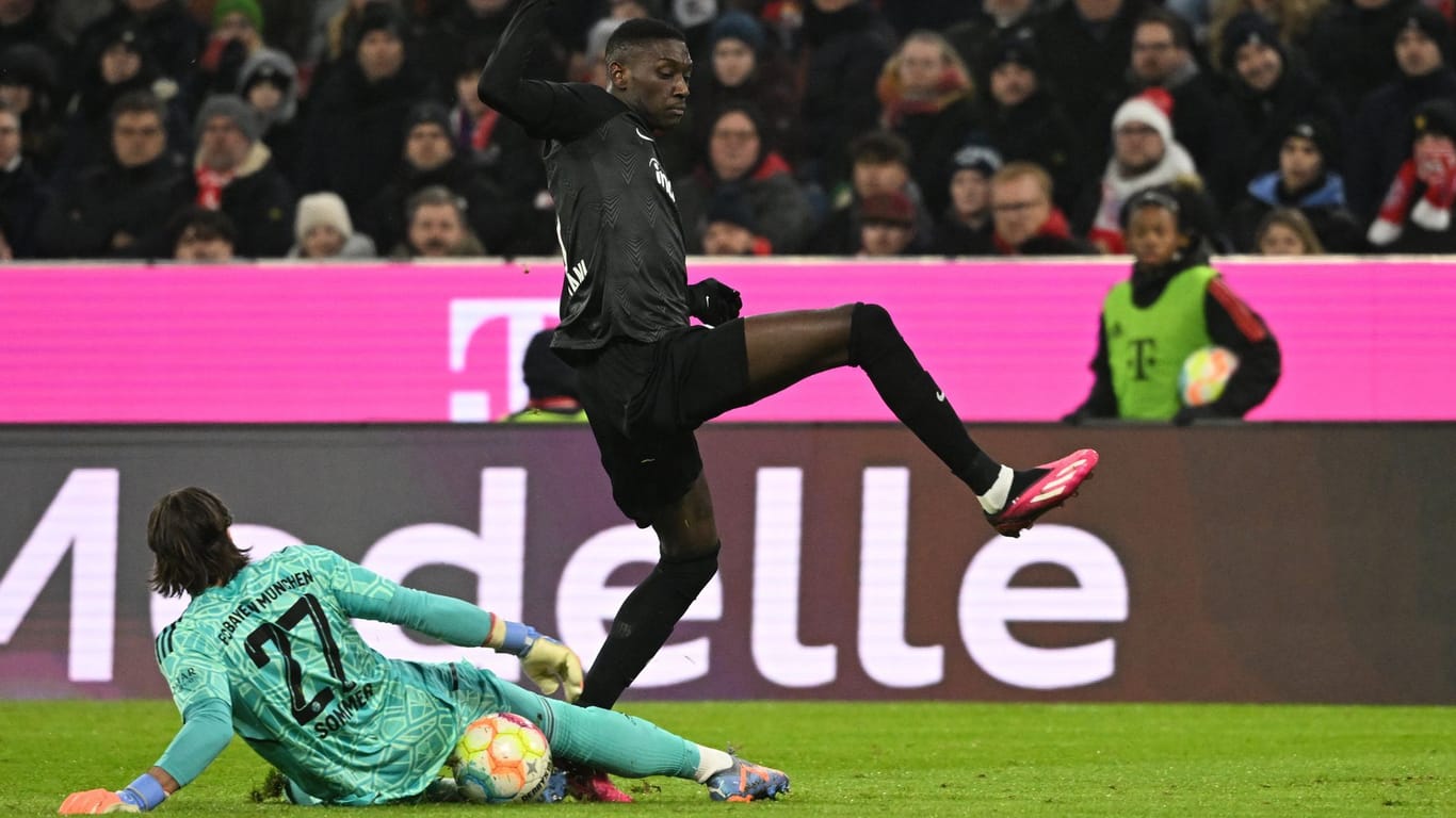 Yann Sommer (l.): Der Bayern-Keeper foulte Frankfurts Topspieler Kolo Muani.