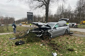 Der Unfallort: Der Mercedes wurde total zerstört.