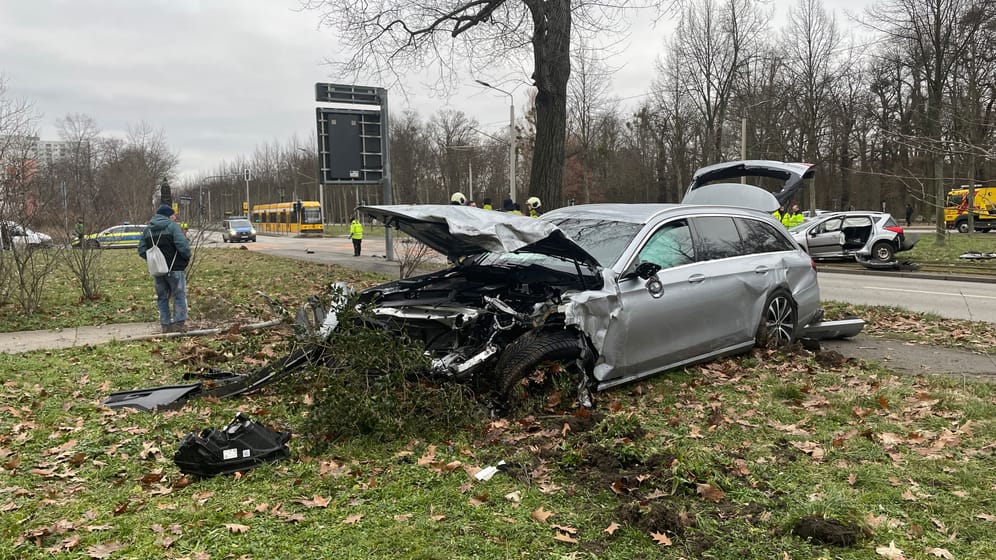 Der Unfallort: Der Mercedes wurde total zerstört.