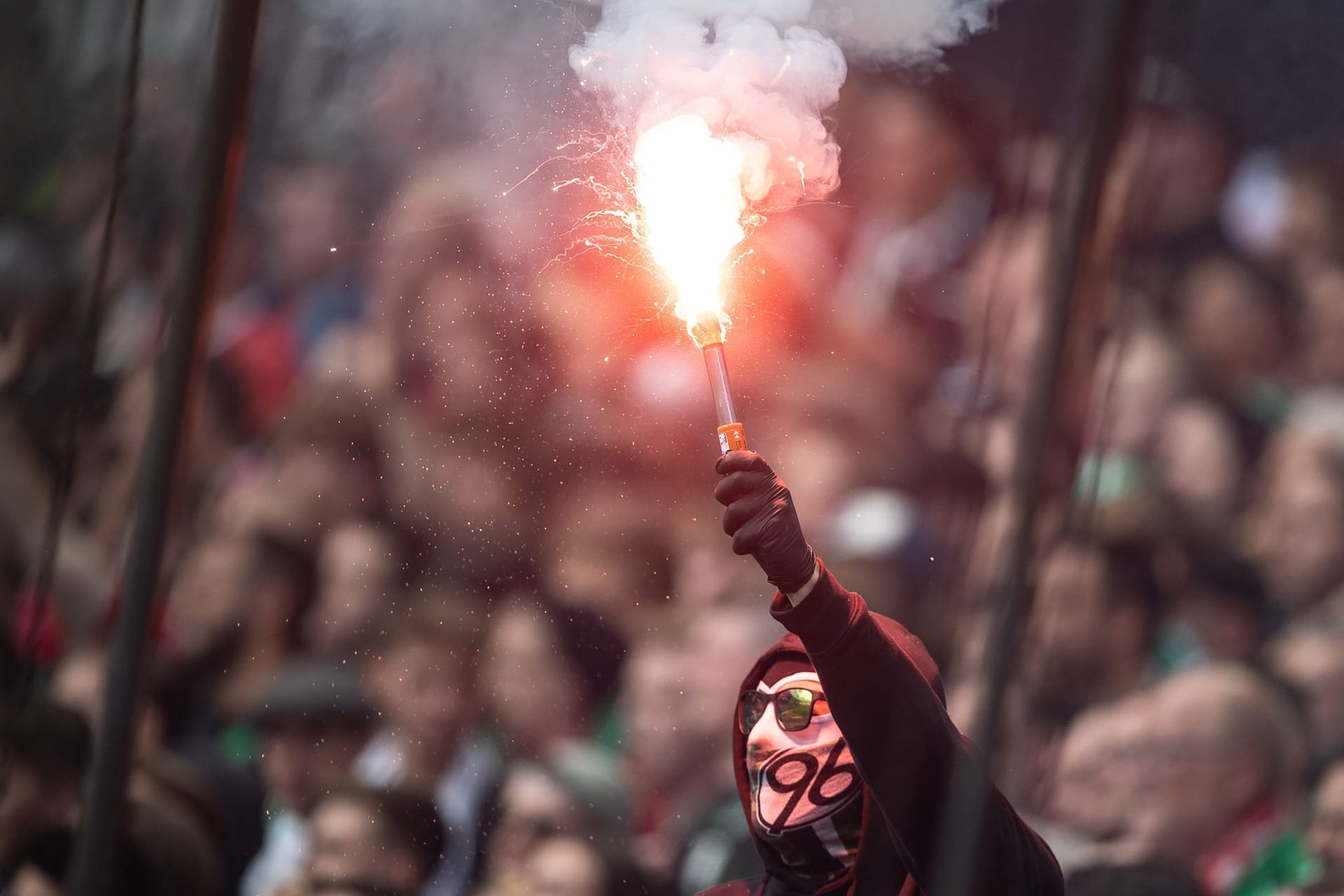 Hannovers-Fans zünden im Derby Pyrotechnik (Archivbild): Jetzt kassierte der Club dafür eine hohe Strafe.