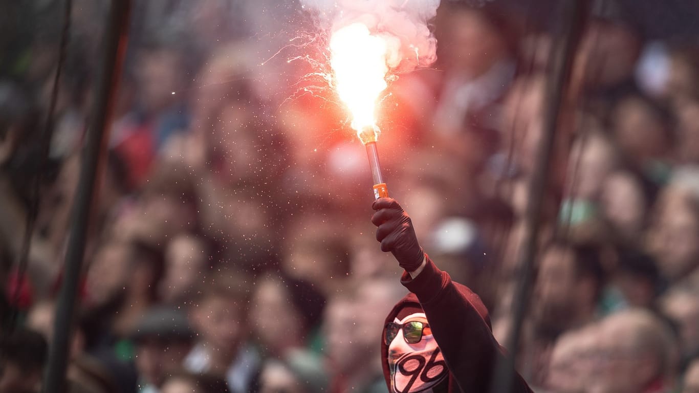 Hannovers-Fans zünden im Derby Pyrotechnik (Archivbild): Jetzt kassierte der Club dafür eine hohe Strafe.