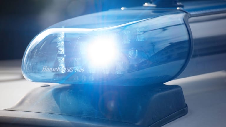 Blaulicht bei einem Polizeieinsatz (Symbolbild): In München starb am Mittwoch eine Frau bei einem Verkehrsunfall.