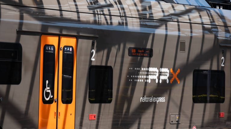 Der Rhein Ruhr Express RRX (Symbolbild): Wegen eines Großbrandes kommt es auf der Linie RE5 zwischen Köln und Bon zu Verspätungen.