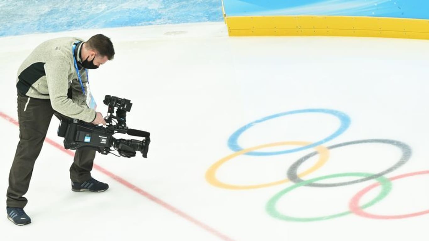 Ein Kameramann filmt die Olympischen Ringe: In Zukunft werden Szenen wie diese weiterhin bei den Öffentlich-Rechtlichen zu sehen sein.