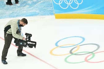 Ein Kameramann filmt die Olympischen Ringe: In Zukunft werden Szenen wie diese weiterhin bei den Öffentlich-Rechtlichen zu sehen sein.
