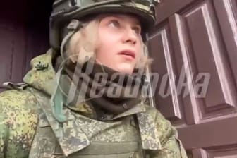 Gefährlicher Propagandaeinsatz: Bei diesem Videodreh an der Front wird Anastasia Jelsukowa plötzlich getroffen.