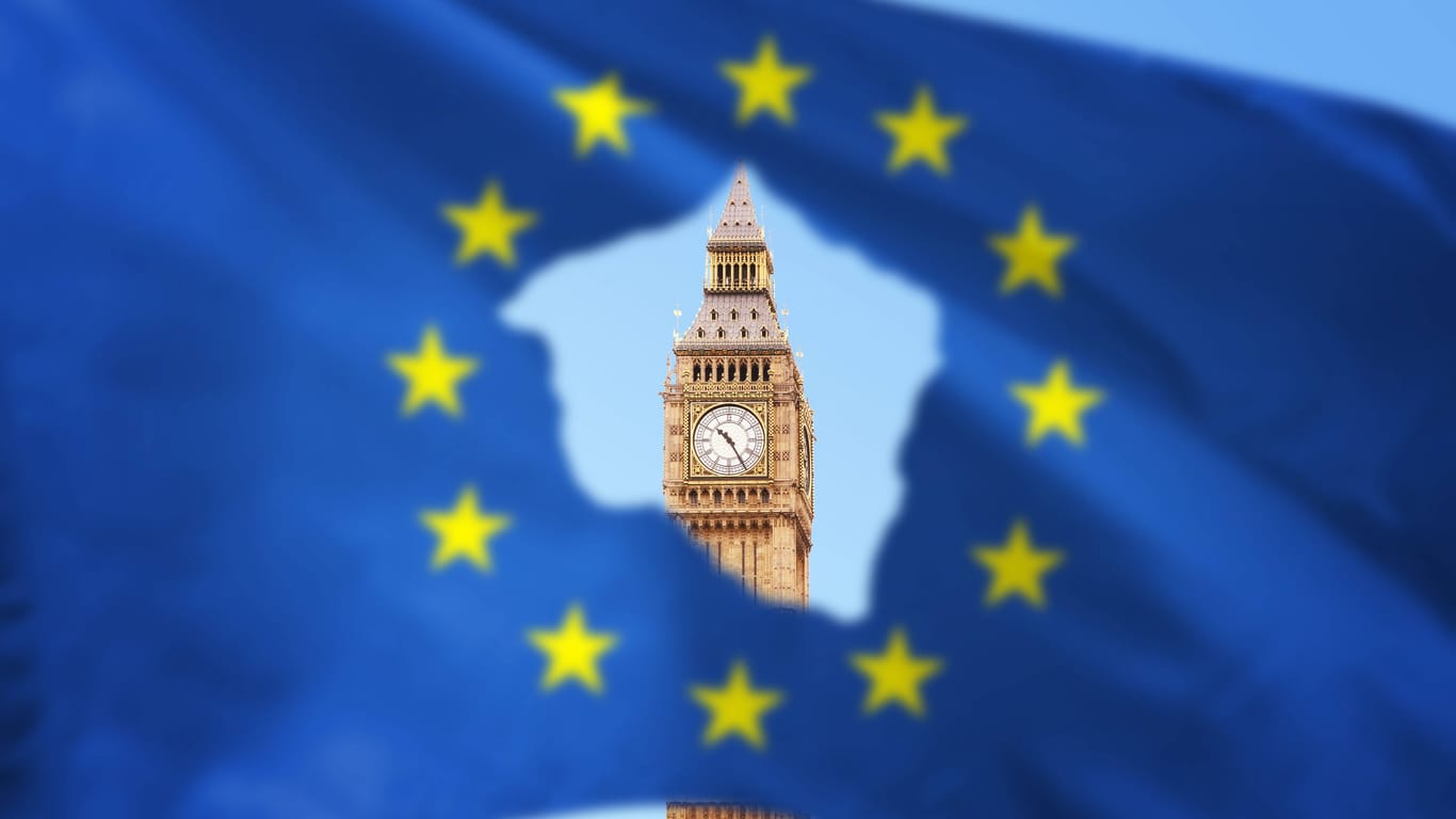 Der Big Ben mit zerrissener EU-Flagge: Offiziellen Schätzungen zufolge müssten rund 1.000 neue Gesetze verabschiedet werden.