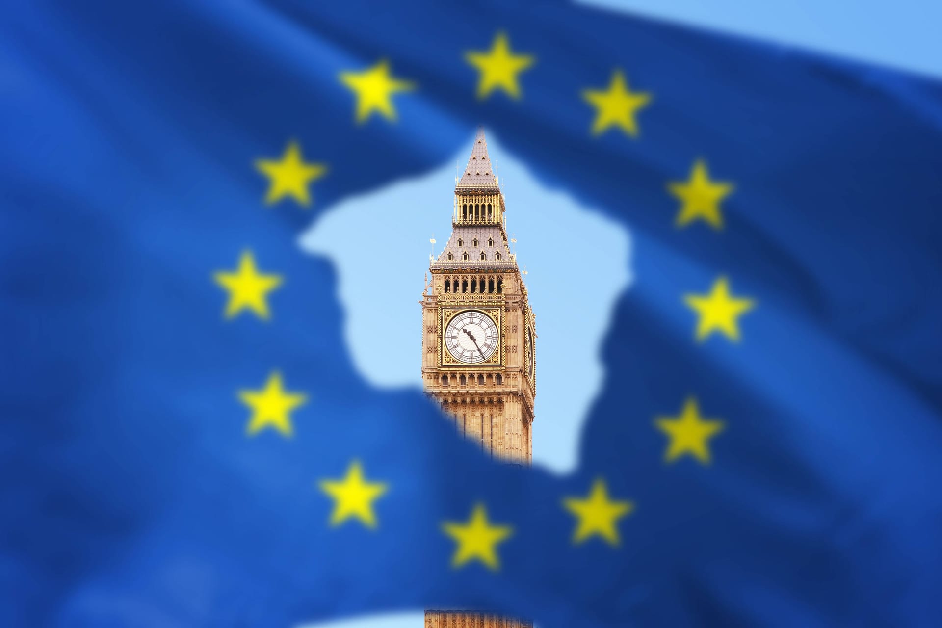 Der Big Ben mit zerrissener EU-Flagge: Offiziellen Schätzungen zufolge müssten rund 1.000 neue Gesetze verabschiedet werden.