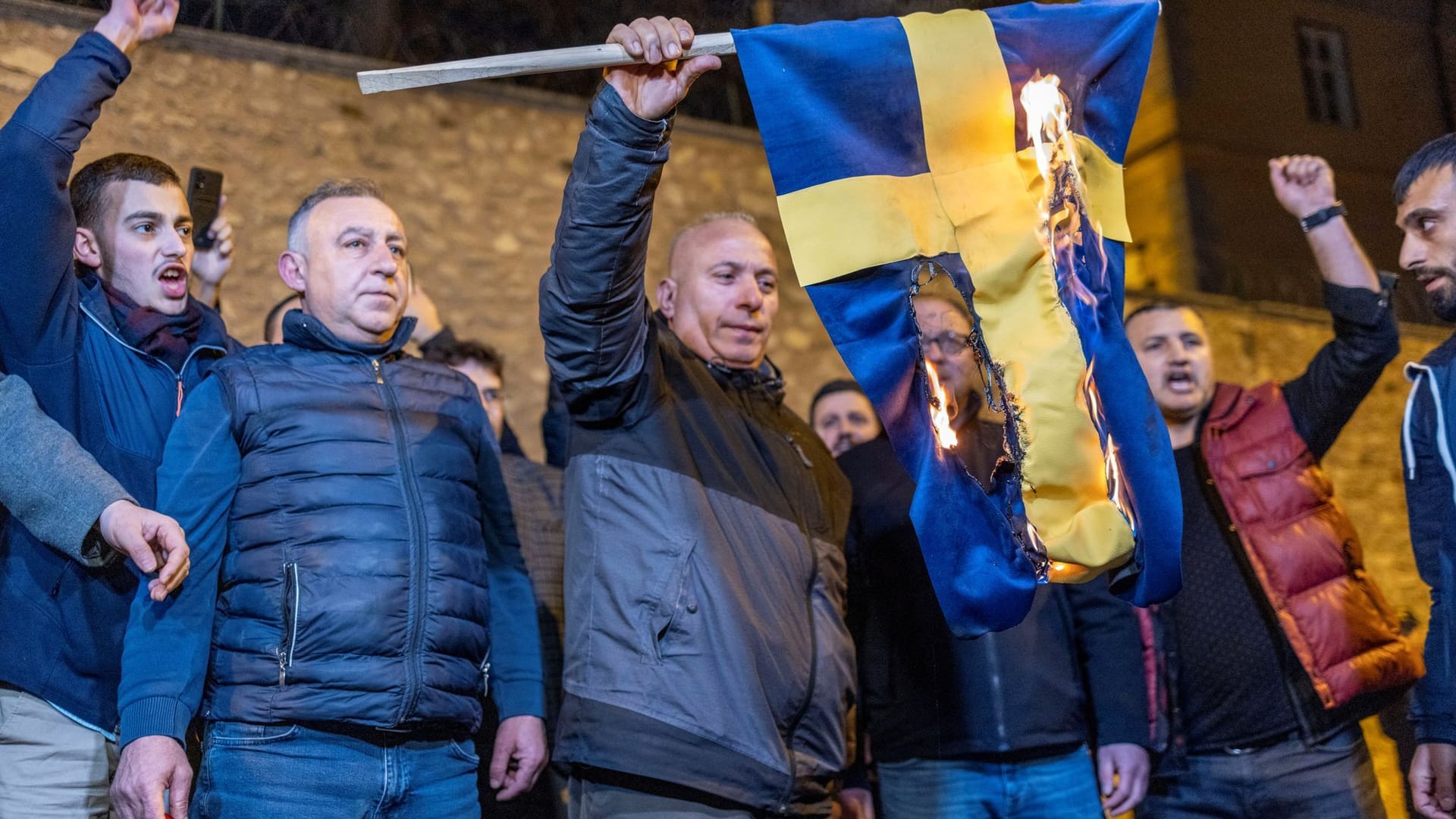 Istanbul: Protestierende verbrennen eine schwedische Flagge nahe der Botschaft.