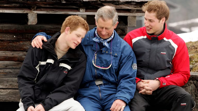 Ein Bild von 2005: Prinz Harry mit seinem Vater Charles und seinem Bruder William.