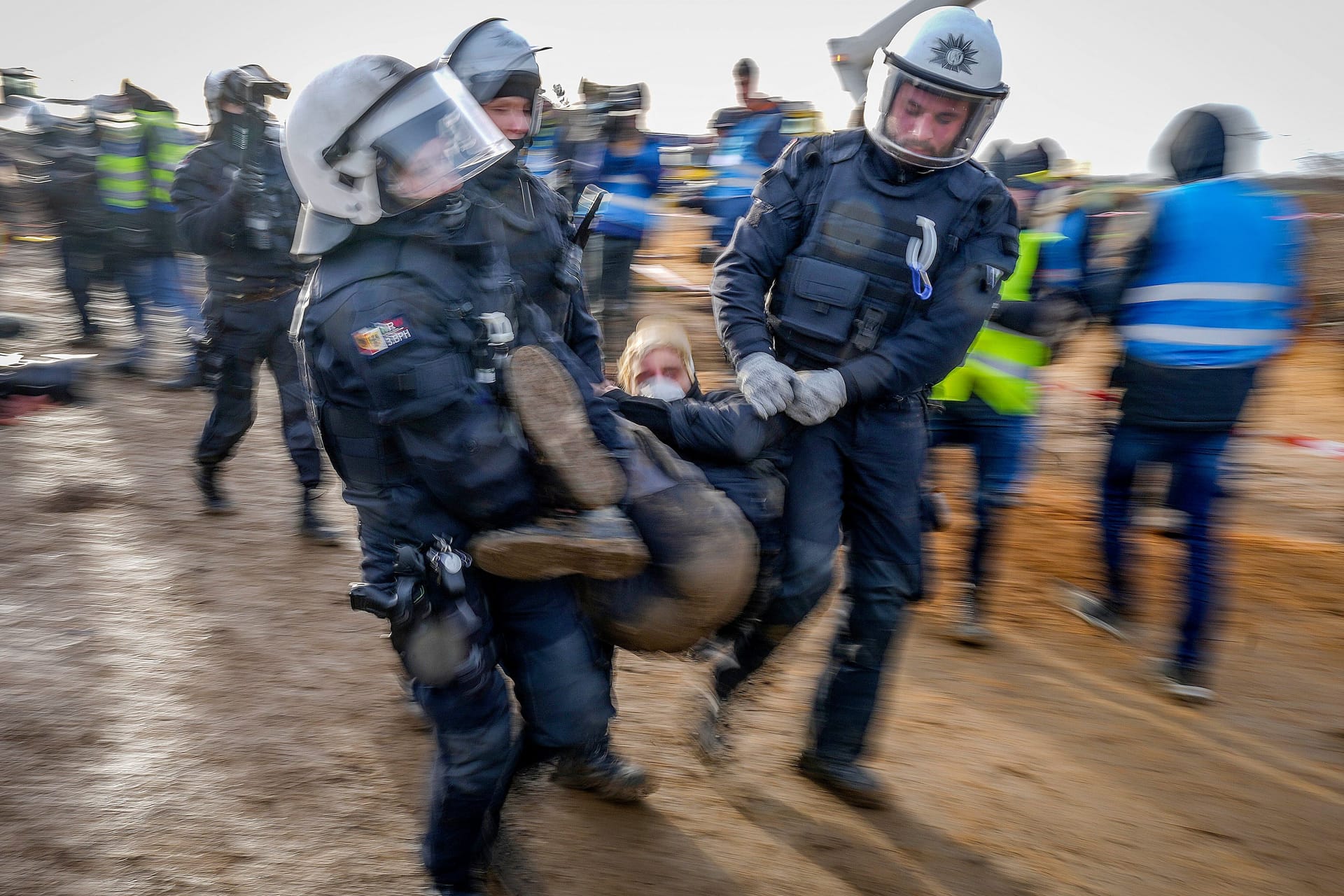 Polizisten tragen einen Demonstranten weg: Lützerath soll erst ab Mittwoch geräumt werden, aber schon jetzt beseitigt die Polizei erste Blockaden in der Umgebung.