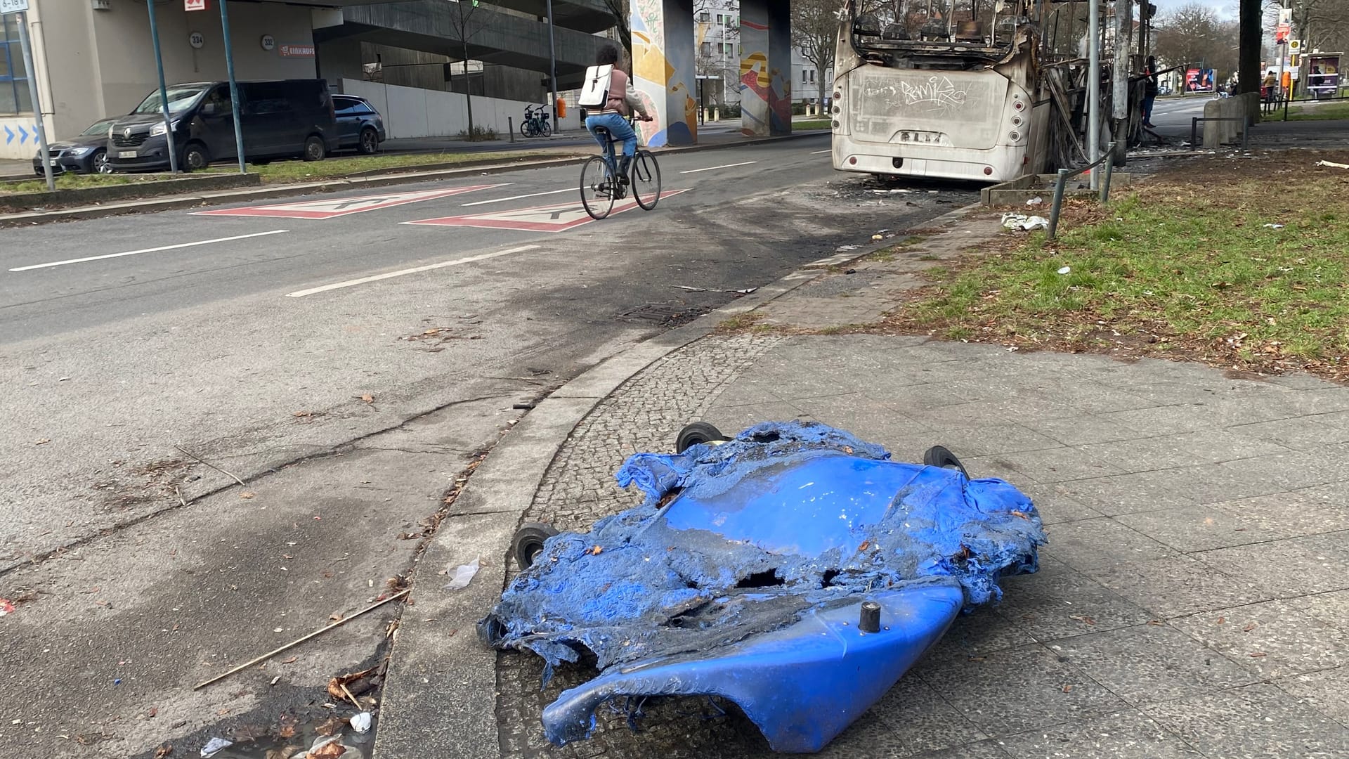 Spuren der Silvesternacht in Neukölln: Ein geschmolzener Mülleimer auf der Straße.