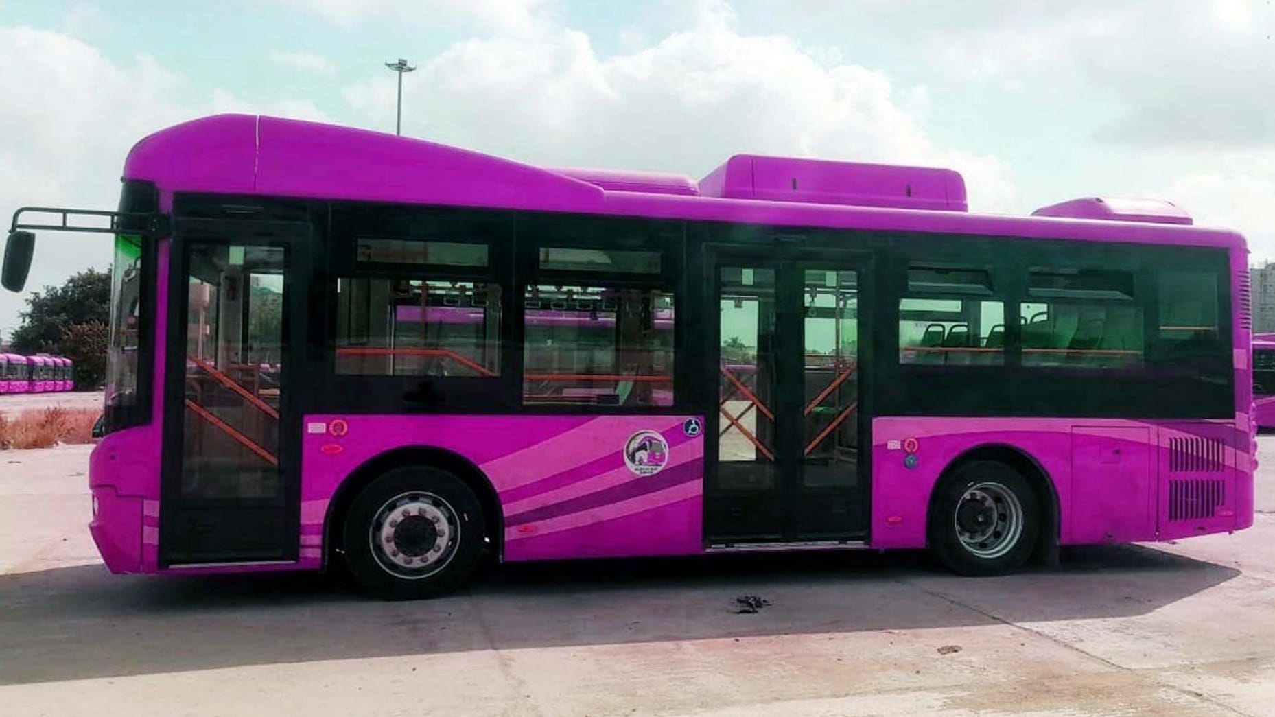 Pakistan führt erste Buslinien für Frauen ein