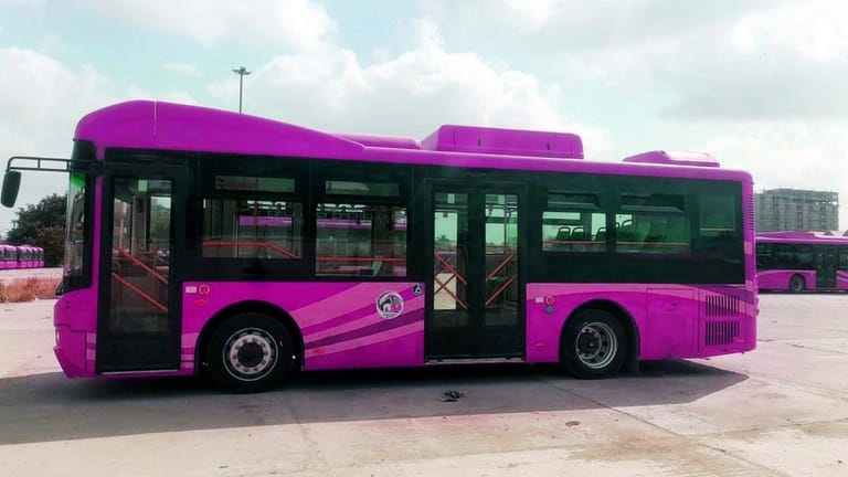 Pakistan führt erste Buslinien für Frauen ein