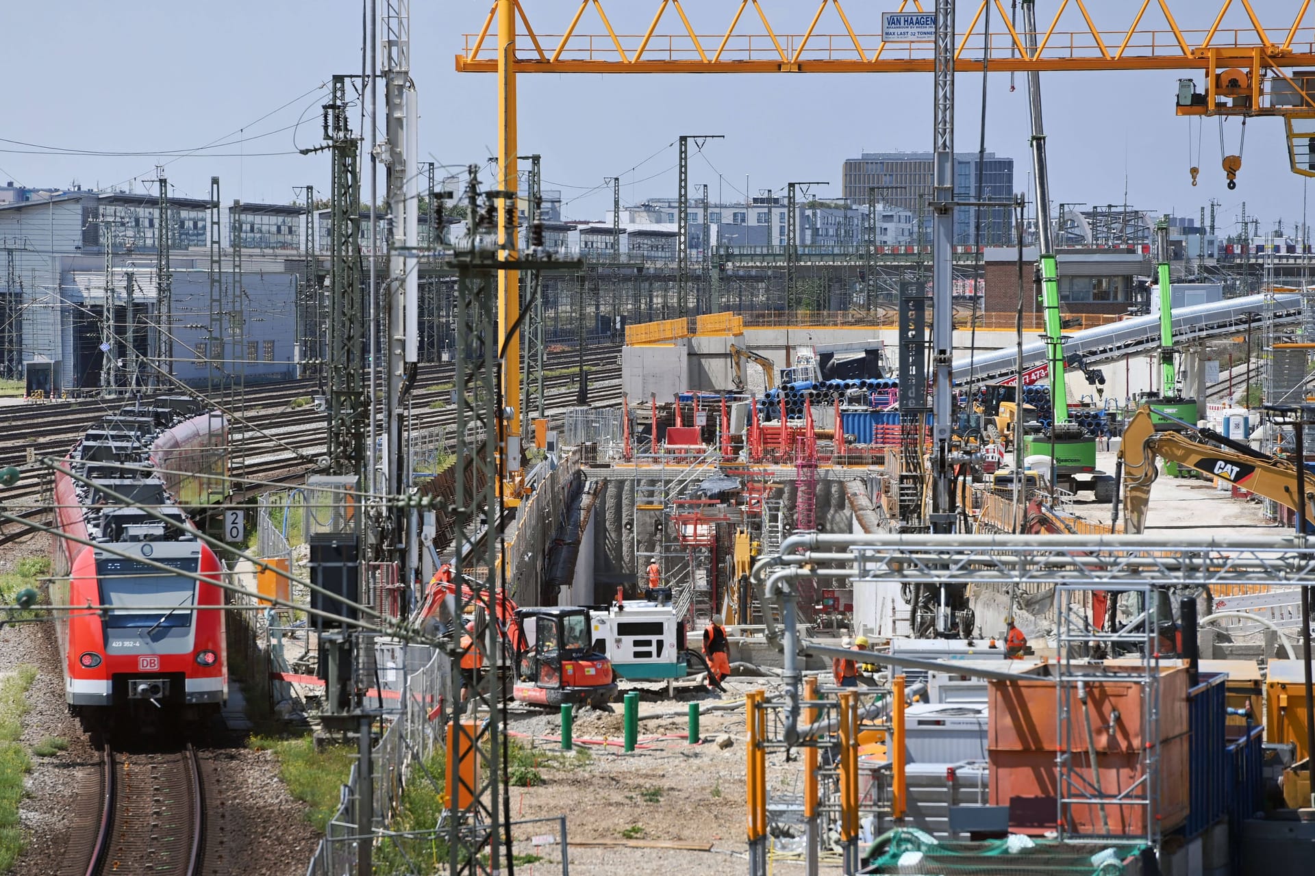 Eine S-Bahn fährt in München durch eine Baustelle (Symbolbild): Rund um die Gleise wird in der Stadt viel gebaut, weil seit Jahren die 2. Stammstrecke hier entsteht.