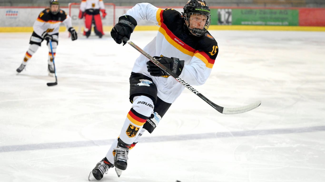 Tobias Schwarz aus dem Deutschen U-18-Team (Symbolbild): Deutschland bewirbt sich für die Eishockey-WM 2027.