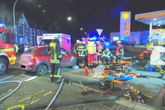 Einsatzkräfte in Berghofen: Nach einem Unfall flüchtete der Fahrer eines dunklen Kombis.