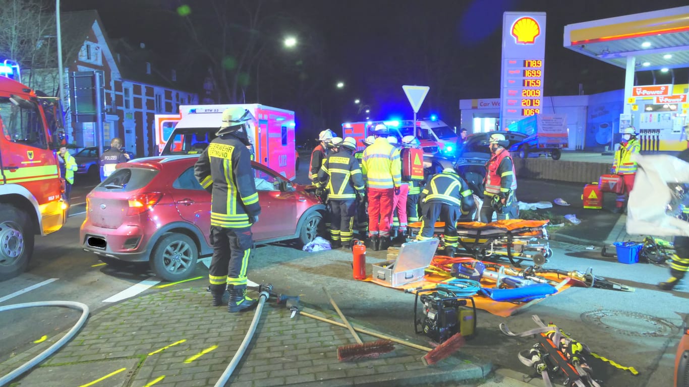Einsatzkräfte in Berghofen: Nach einem Unfall flüchtete der Fahrer eines dunklen Kombis.