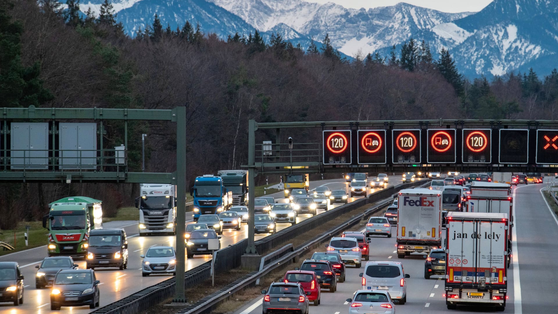 Die Autobahn A8 zwischen München und Salzburg mit einem Tempolimit von 120.