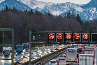 Die Autobahn A8 zwischen München und Salzburg mit einem Tempolimit von 120.