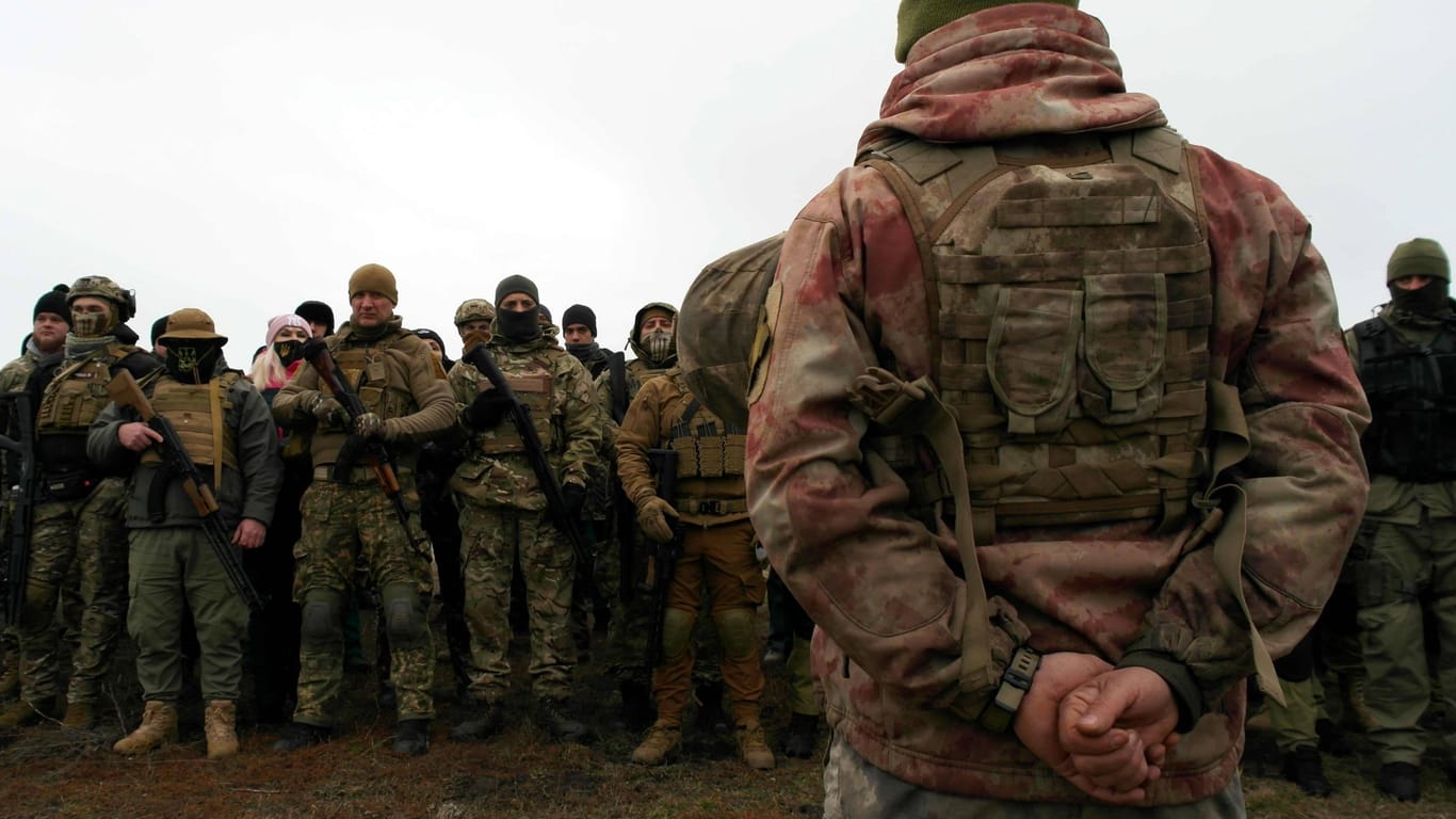 Ausbilder und Zivilisten in ukrainischer Militäruniform: Ein ukrainischer Pressedienst will die Bürgerinnen und Bürger warnen.